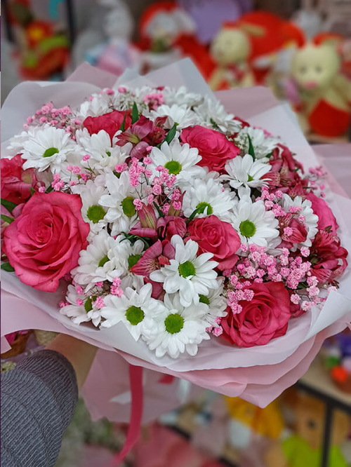 Букет из хризантем, роз, альстромерии и гипсофилы