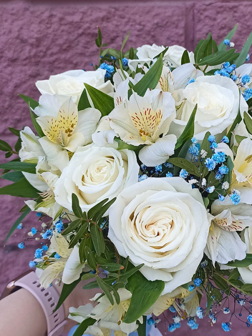 Букет невесты в бело - голубых оттенках