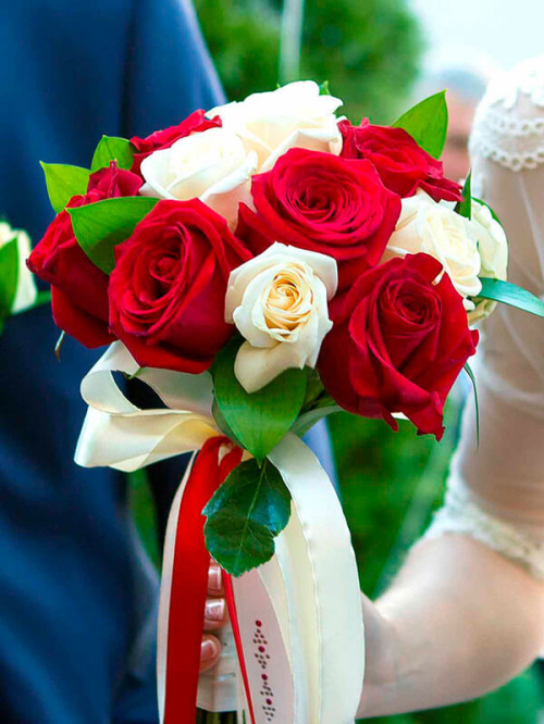 Свадебный букет невесты из 13 красных и белых роз