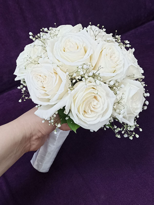 Свадебный букет из белых роз и гипсофилы