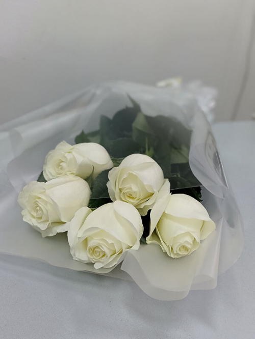 5 белых роз в оформлении