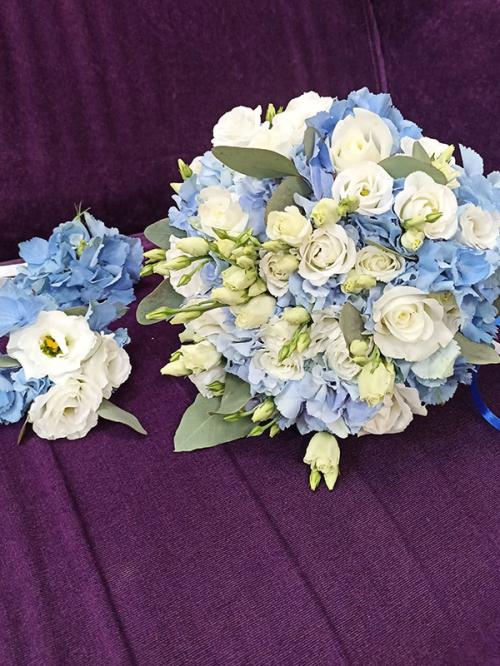 Букет невесты с голубой гортензией, розой и эустомой