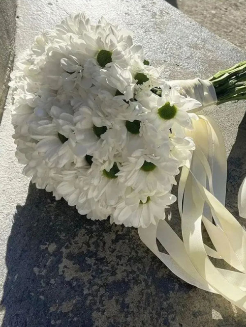 Свадебный букет из кустовой хризантемы ромашки