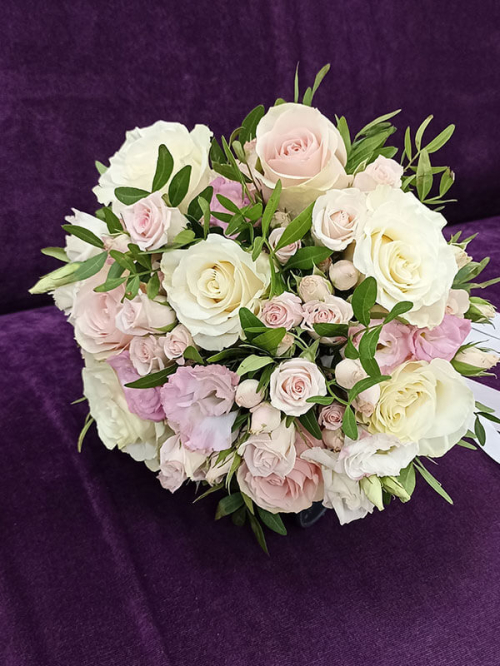 Букет невесты из роз и альстромерии