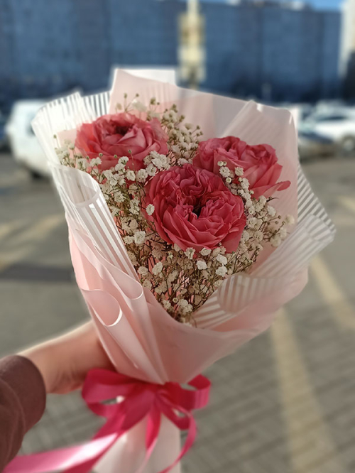 Букет из пионовидных роз и гипсофилы