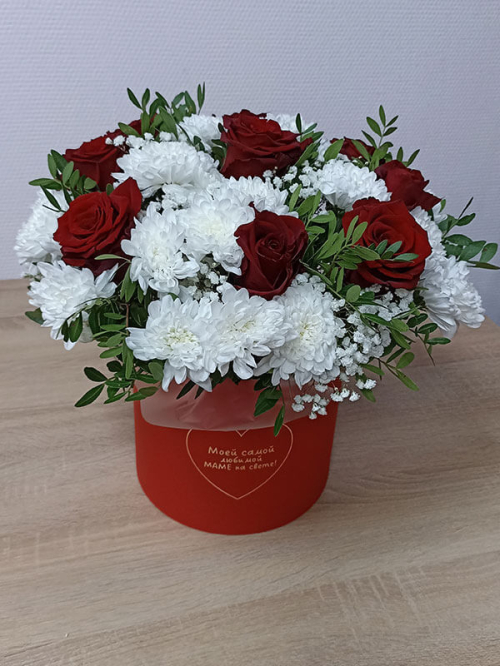 Розы и хризантемы в шляпной коробке