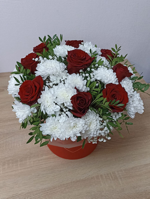 Розы и хризантемы в шляпной коробке