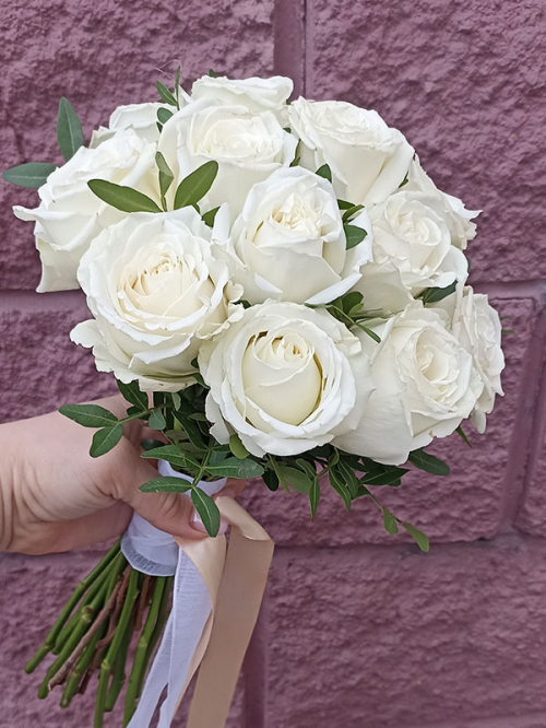Букет невесты из белых роз с зеленью 