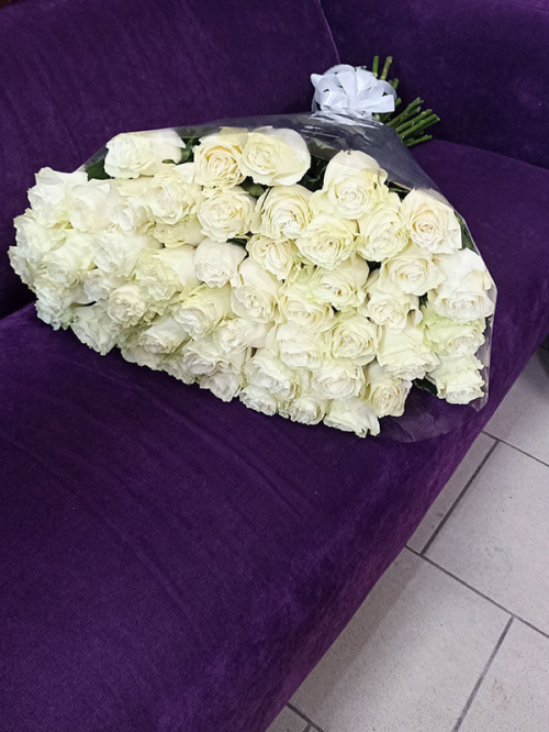 Букет из 51 длинной белой розы 70 см и 80 см