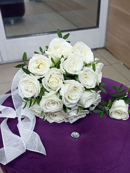 Букет невесты из белых роз с зеленью 