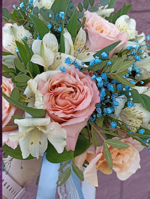 Букет невесты из роз, альстромерии и гипсофилы