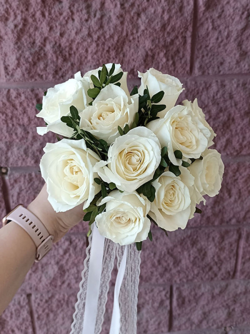 Букет невесты из белых роз и зелени
