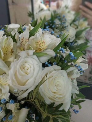 Букет невесты в бело - голубых оттенках