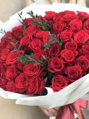 51 красная роза в оформлении