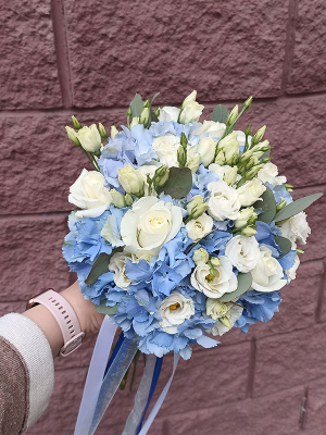 Букет невесты с голубой гортензией, розой и эустомой