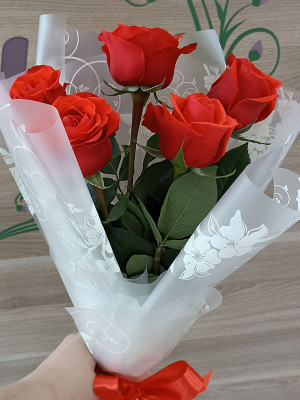 5 красных роз в оформлении