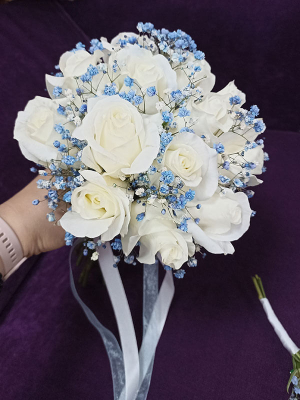 Букет невесты из белых роз и голубой гипсофилы