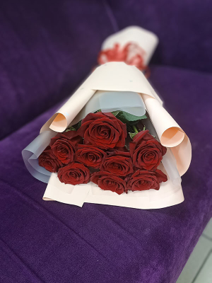 9 красных роз в оформлении