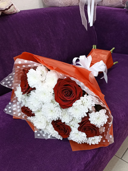 Букет из 5 красных роз и 6 белых хризантем в оформлении