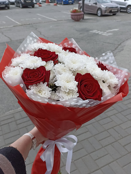 Букет из 5 красных роз и 6 белых хризантем в оформлении